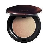 Glamouröser Glow dank 24-karätiger Goldpartikel: "Designing Duo Bronzing Powder" von Sensai, ca. 41 Euro