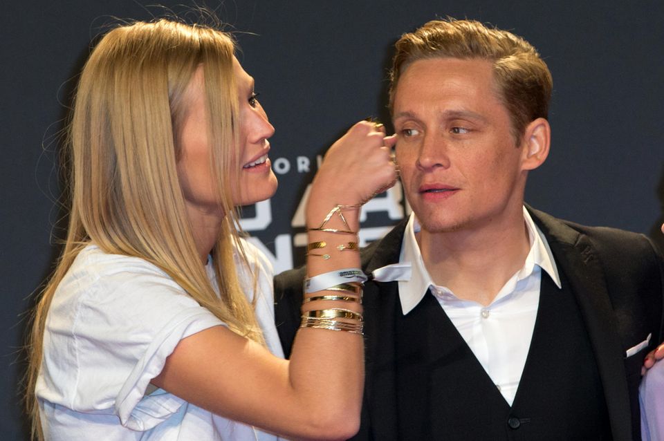 "You Are Wanted"-Premiere in Berlin: Toni Garrn und Matthias Schweighöfer verstehen sich bei der "You Are Wanted"-Premiere in Berlin super. Toni Garrn und Matthias Schweighöfer verstehen sich bei der "You Are Wanted"-Premiere in Berlin super.