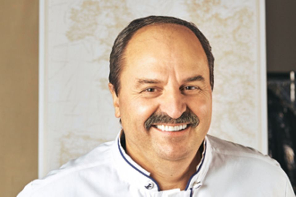 Schokoladen-Espresso-Panna-Cotta: Sternekoch, Restaurantbesitzer und Unternehmer: Johann Lafer ist ein kulinarischer Tausendsassa. Für das Traditionsunternehmen Lindt kreiert der Österreicher regelmäßig schokoladig-raffinierte Sünden zum Dahinschmelzen. Sternekoch, Restaurantbesitzer und Unternehmer: Johann Lafer ist ein kulinarischer Tausendsassa. Für das Traditionsunternehmen Lindt kreiert der Österreicher regelmäßig schokoladig-raffinierte Sünden zum Dahinschmelzen.