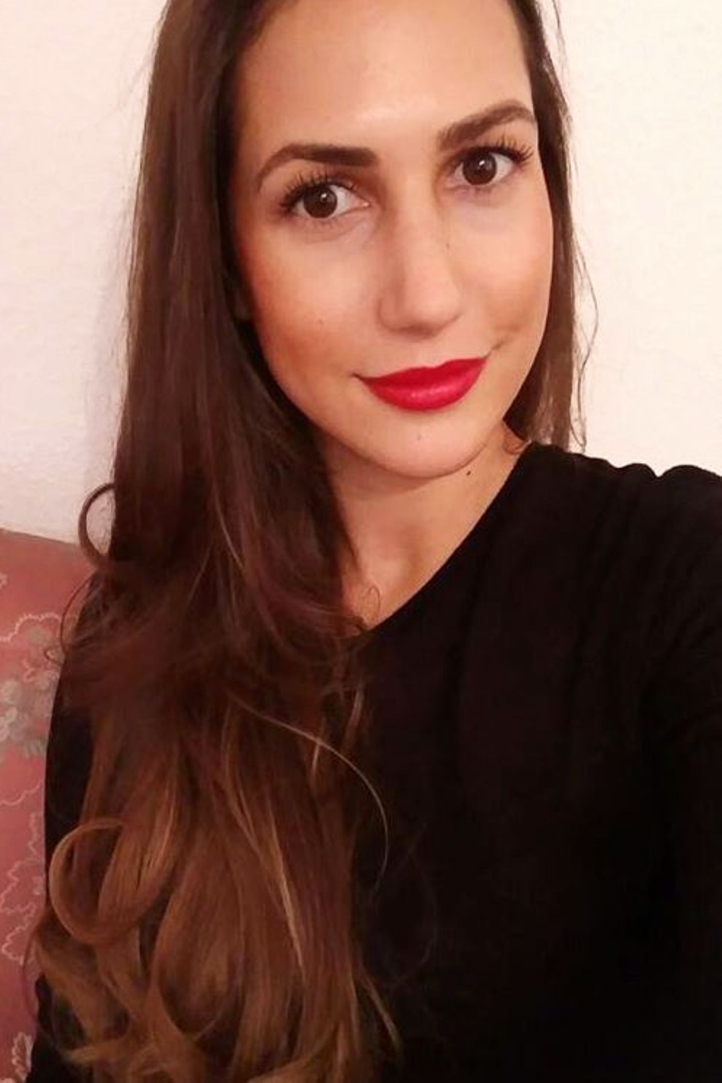 Finalistin Clea-Lacy liebt es ihre Weiblichkeit zu betonen und setzt beim Make-Up gerne auf rote Lippen und betonte Augen.
