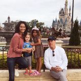 16. März 2017   Emma und Bruce Willis genießen die kurze Pause für ein Familienfoto. Mit der Familie in den Disney Park ist sicher das aufregendste für die Kinder und das anstrengendste Programm für die Eltern. 