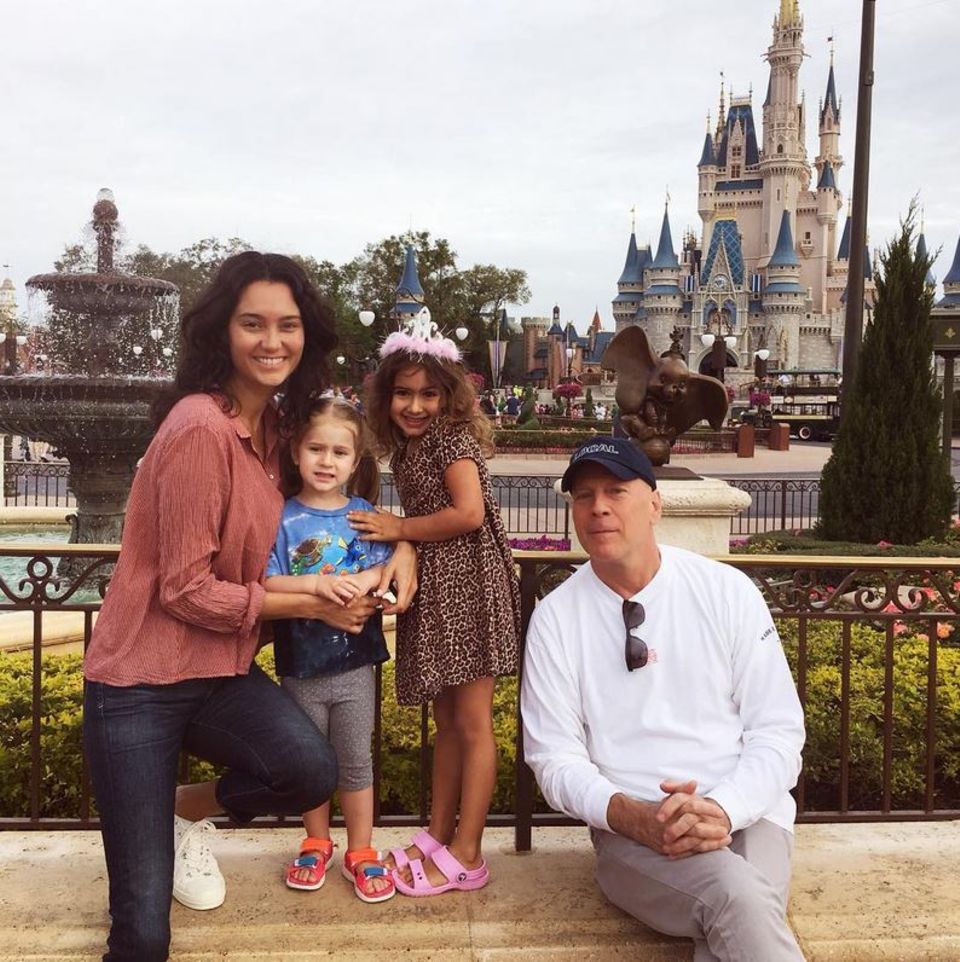 16. März 2017 Emma und Bruce Willis genießen die kurze Pause für ein Familienfoto. Mit der Familie in den Disney Park ist sicher das aufregendste für die Kinder und das anstrengendste Programm für die Eltern. 16. März 2017 Emma und Bruce Willis genießen die kurze Pause für ein Familienfoto. Mit der Familie in den Disney Park ist sicher das aufregendste für die Kinder und das anstrengendste Programm für die Eltern.