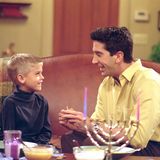 Der süße „Ben Geller“, Seriensohn von "Ross Geller", alias David Schwimmer ist erwachsen geworden. In der Serie hat Cole Sprouse mit den ganz großen Stars gespielt und konnte mithalten, obwohl es ihm auch die Sprache verschlug beim ersten Dreh mit der großen Jennifer Aniston. Aufrgrund der Ähnlichkeit, teilt er sich häufig Rollen mit seinem Zwillingsbruder Dylan. 