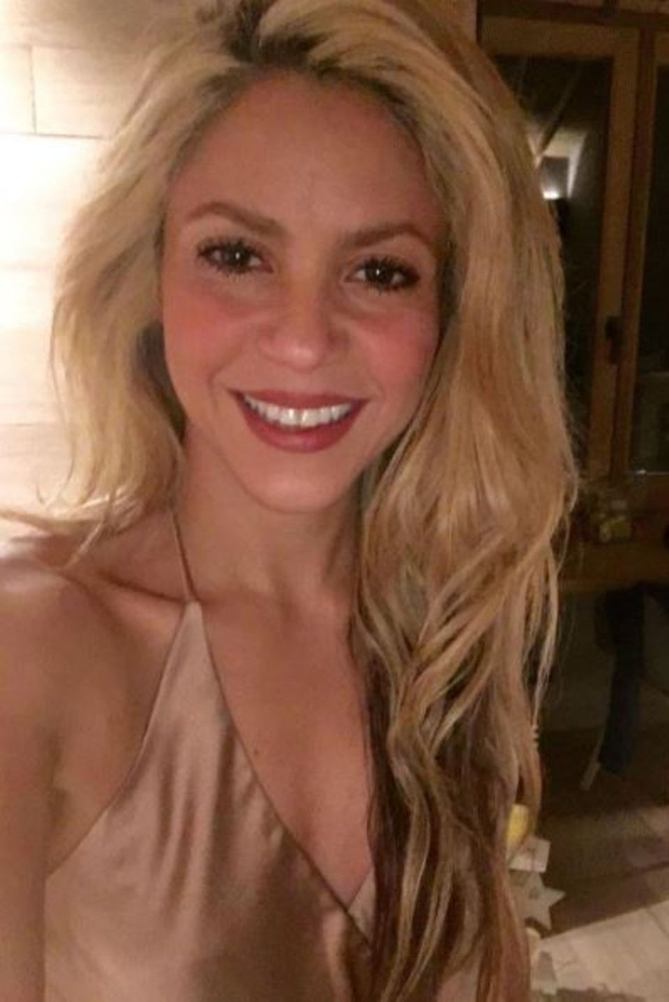 Dass Shakira Spielerfrau ist, vergisst man gerne einmal. Schließlich liebt man sie vor allem für ihre Sommer-Hits und Gute-Laune-Musik. Wenn sie mit ihren Söhnen dann jedoch im Fußballstadion auf der Tribüne sitzt und Ehemann Gerard Piqué zujubelt, erinnert man sich nur allzu gerne daran. Der kleine Fanclub von Papa Piqué ist einfach zu süß!