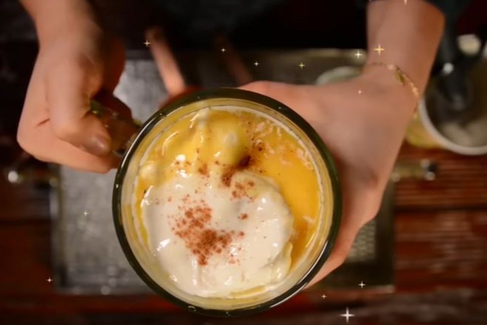 Statt Milch hat Evanna Lynch in dem Video Eiscreme verwendet. Das macht das Butterbier noch cremiger.