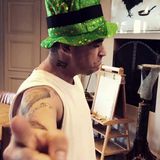 Und mit seinem grünen Leprechaun-Hut sieht Robbie dabei auch besonders schick aus.