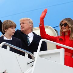 US-Präsident Donald Trump mit Ehefrau Melania Trump und Sohn Barron Trump steigen am 17. März 2017 aus der Air Force One, die gerade in Palm Beach gelandet ist