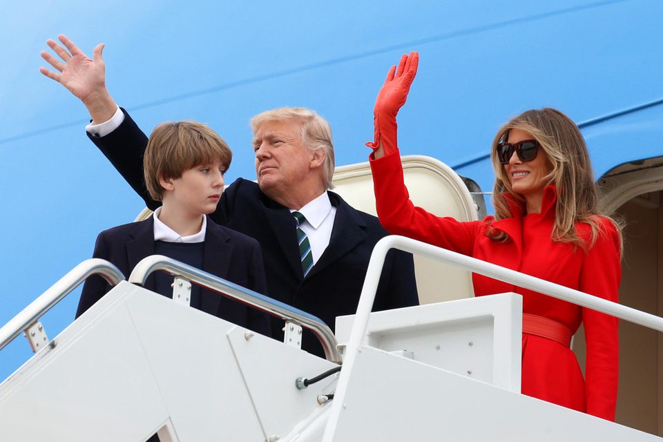 US-Präsident Donald Trump mit Ehefrau Melania Trump und Sohn Barron Trump steigen am 17. März 2017 aus der Air Force One, die gerade in Palm Beach gelandet ist