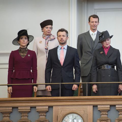 Die dänische Königsfamilie (von Links Prinzessin Mary, Prinzessin Benedikte, Prinz Frederik, Prinz Joachim, Königin Margrethe, Prinzessin Marie, Prinz Henrik - hier anlässlich der Parlamentseröffnung 2013)
