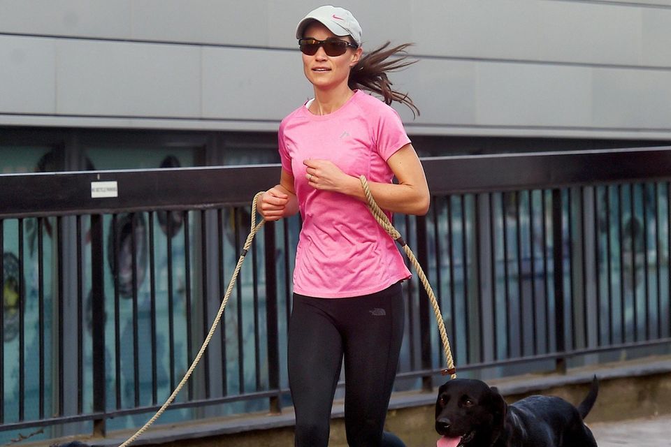 Pippa Middleton joggt mit ihren beiden Hunden durch den Westen Londons. Obwohl sie eine Cap und eine dunkle Sonnenbrille trägt - wahrscheinlich um unerkannt zu bleiben - lenkt sie mit ihrem knalligen Shirt doch die Aufmerksamkeit der Fotografen auf sich. 