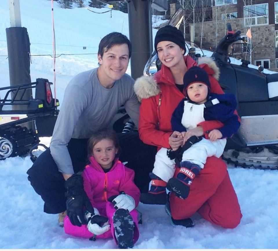 Ivanka Trump mit Ehemann Jared Kusher und den gemeinsamen Kindern Arabella, damals 4, und Joseph, damals 1, in Aspen 2015 Ivanka Trump mit Ehemann Jared Kusher und den gemeinsamen Kindern Arabella, damals 4, und Joseph, damals 1, in Aspen 2015
