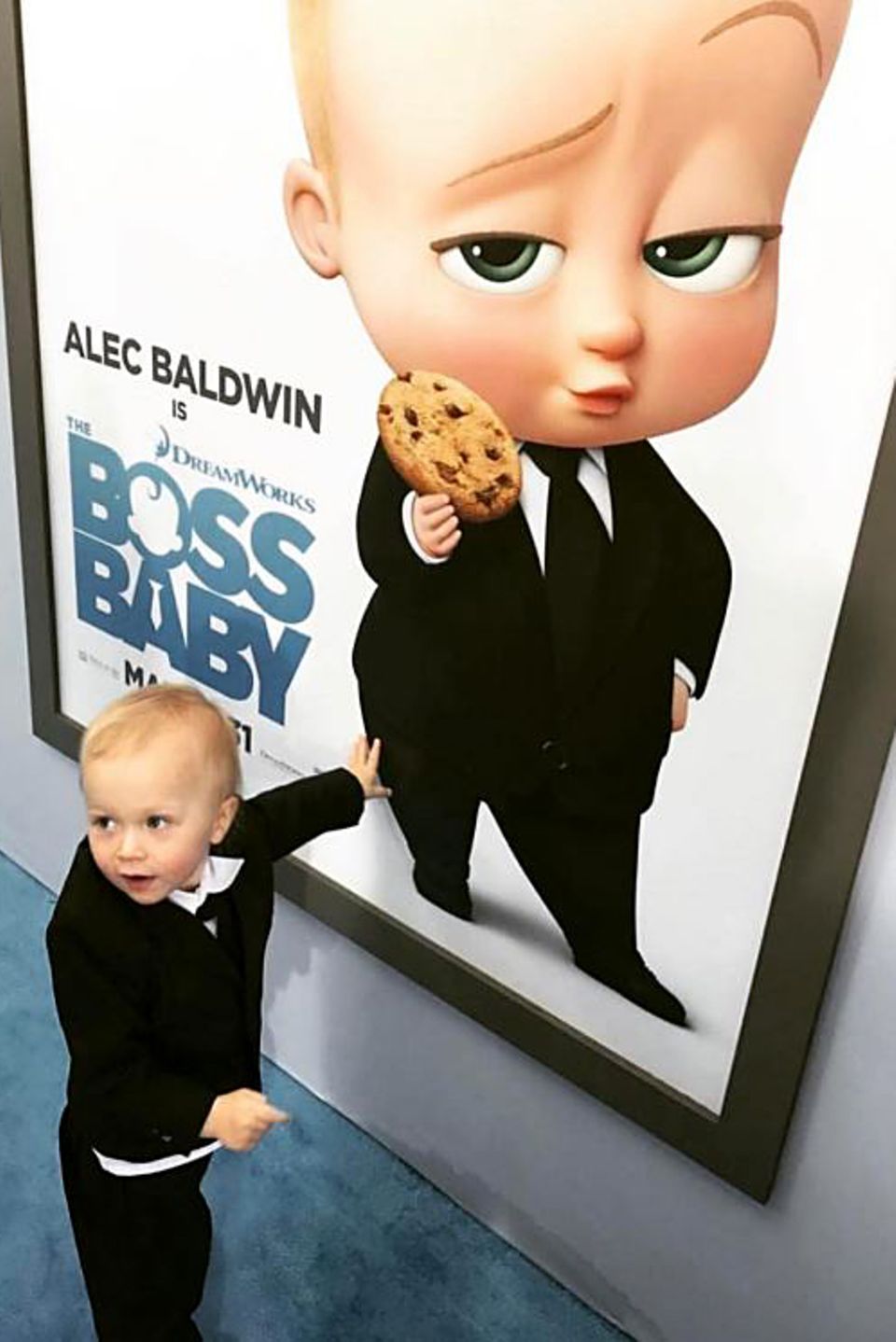 21. März 2017   Papa schau mal, das bin ja ich auf dem Plakat, scheint Rafael Papa zuzurufen. Die Ähnlichkeit ist nicht von der Hand zu weisen. Und die Tatsache, dass Alec Baldwin  seine Stimme dem "Boss Baby" verleiht, unterstreicht die Verwandtschaft. 