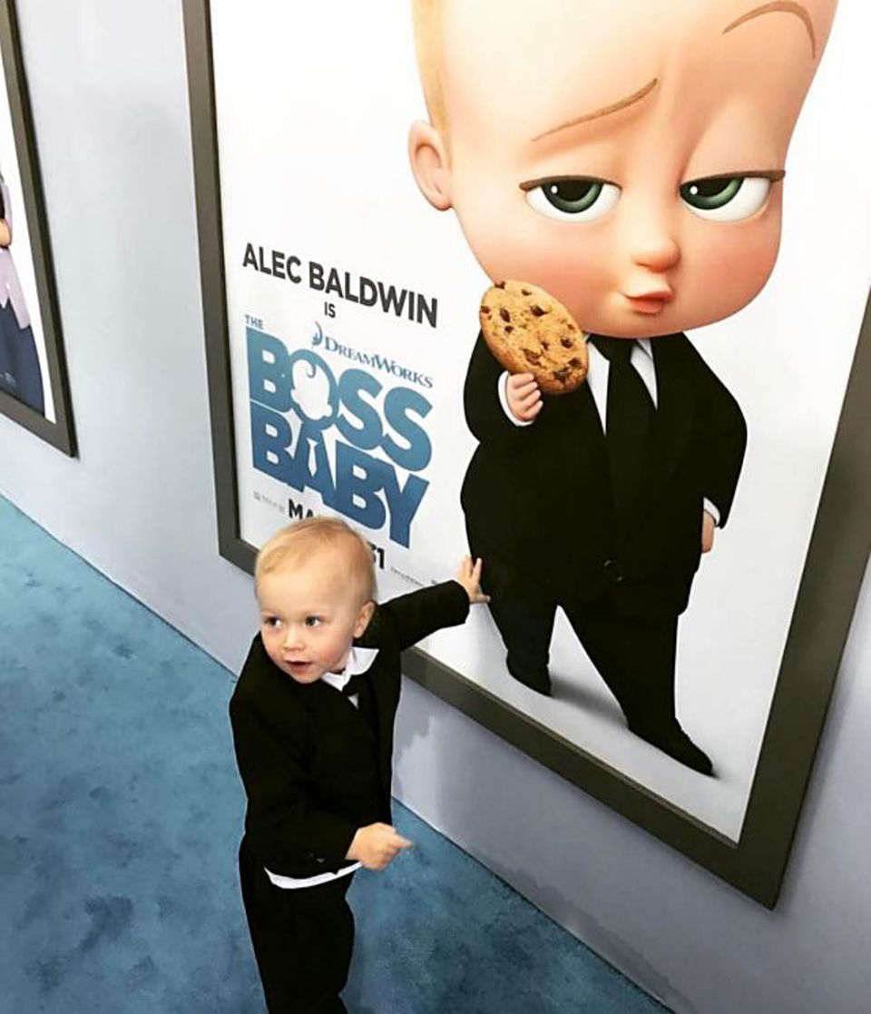 21. März 2017 Papa schau mal, das bin ja ich auf dem Plakat, scheint Rafael Papa zuzurufen. Die Ähnlichkeit ist nicht von der Hand zu weisen. Und die Tatsache, dass Alec Baldwin seine Stimme dem "Boss Baby" verleiht, unterstreicht die Verwandtschaft. 21. März 2017 Papa schau mal, das bin ja ich auf dem Plakat, scheint Rafael Papa zuzurufen. Die Ähnlichkeit ist nicht von der Hand zu weisen. Und die Tatsache, dass Alec Baldwin seine Stimme dem "Boss Baby" verleiht, unterstreicht die Verwandtschaft.