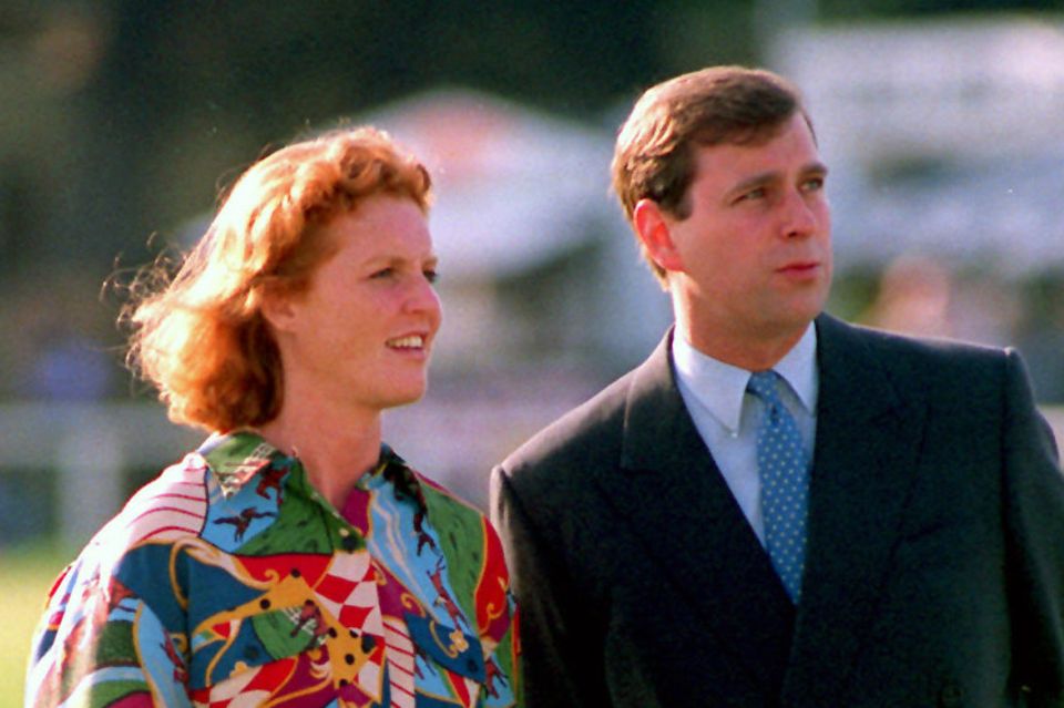 Britisches Königshaus: Herzogin Sarah und Prinz Andrew (Archivbild, Mai 1992). Im März 1992 wurde bekannt gegeben, dass sich das Herzogspaar trennt - keine sechs Jahre nach der Hochzeit. Herzogin Sarah und Prinz Andrew (Archivbild, Mai 1992). Im März 1992 wurde bekannt gegeben, dass sich das Herzogspaar trennt - keine sechs Jahre nach der Hochzeit.