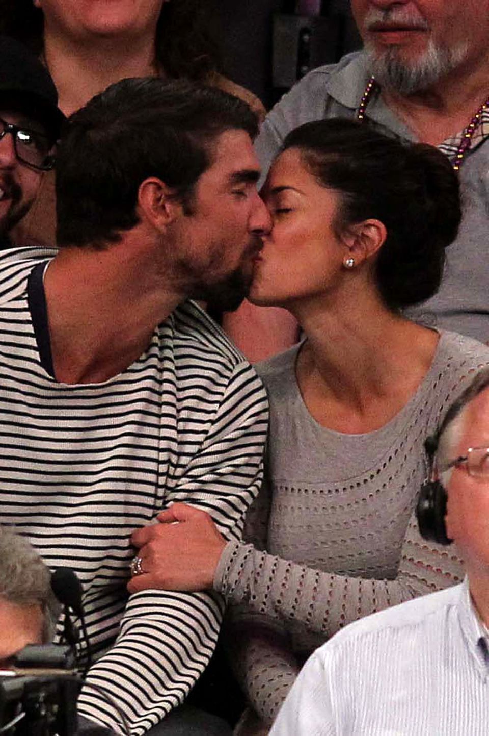 Die "Kiss Cam" hat diesmal Schwimmweltmeister Michael Phelps und seine Frau Nicole Johnson erwischt, die es bereitwillig mitmachen und küssen. Das Paar sitzt im Publikum beim Basketballspiel der Lakers. 