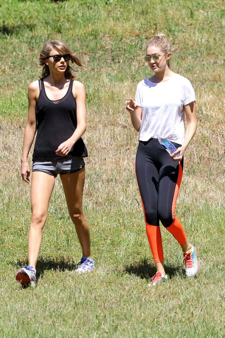 Taylor Swift und Gigi Hadid  Was könnte diese zwei Schönheiten bei ihrem gemütlichen Spaziergang in der Wildnis stören? Genau: ein Mann...