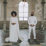 Solange Knowles verzichtet bei ihrer Hochzeit mit Alan Ferguson auf eine lange Schleppe. Dafür setzt sie jedoch auf ein Cape, das zu ihrem Kleid von Kenzo gehört. Geschneidert wurde die unkonventionelle Brautrobe von Humberto Leon.