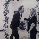 Kein Kleid, kein Weiß - Kristen Bell bricht mit allen Brautroben-Traditionen, als sie zusammen mit ihrem Liebsten, dem Schauspieler Dax Shepard, standesamtlich heiratet. Stattdessen entscheidet sie sich für einen schwarzen Einteiler, den sie mit einer silberfarbenen Statementkette aufwertet.