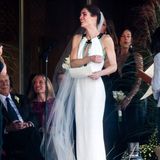 Model Hilary Rhoda hätte in ihrem Hochzeitskleid von Carolina Herrera auch auf einen roten Teppich gekonnt. Statt konventioneller Spitze und Tüll heißt es bei ihr: extravagantes Neckholder-Dekolleté und farbig unterlegte Seide.