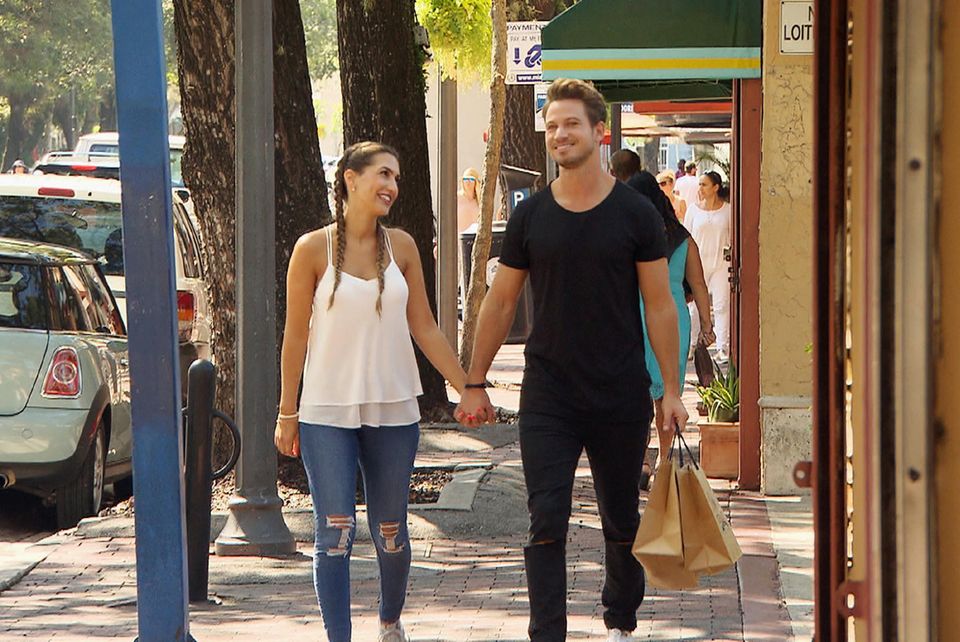Der Bachelor 2017: Clea-Lacy und Bachelor Sebastian beim Shopping. Clea-Lacy und Bachelor Sebastian beim Shopping.
