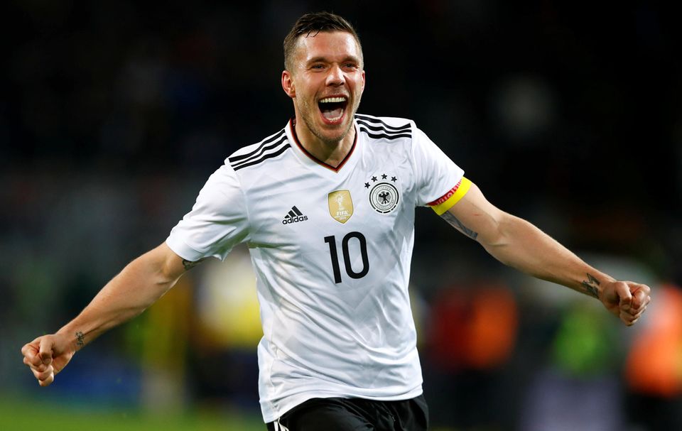 Jubel über seinen Traumkracher: Lukas Podolski schießt das Siegtor gegen England.