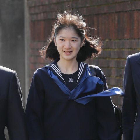 Prinzessin Aiko bei ihrem Schulabschluss am 22. März 2017 in Tokio. Mit dabei: Ihre stolzen Eltern Kronprinz Naruhito und Kronprinzessin Masako 