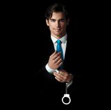 Von diesen himmlisch blauen Augen sollte man sich nicht täuschen lassen. Schließlich spielt Matt Bomer in der Serie "White Collar" einen gewieften Kunstfälscher. Das fällt uns - in Verbindung mit seinem charmanten Lächeln - jedoch extrem schwer. Ab 24. April 2017 wird uns der Disney Channel also ordentlich zum Schmachten bringen.