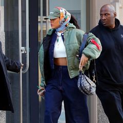 Mit dicker Bomberjacke über dem bauchfreien Jeans-Outfit samt extraweiter Hose und klobigen Plateau-Sneakern wirkt Rihanna wie ein Michelin-Männchen im Military-Look. Kalt kann ihr in diesem Outfit zumindest nicht werden.