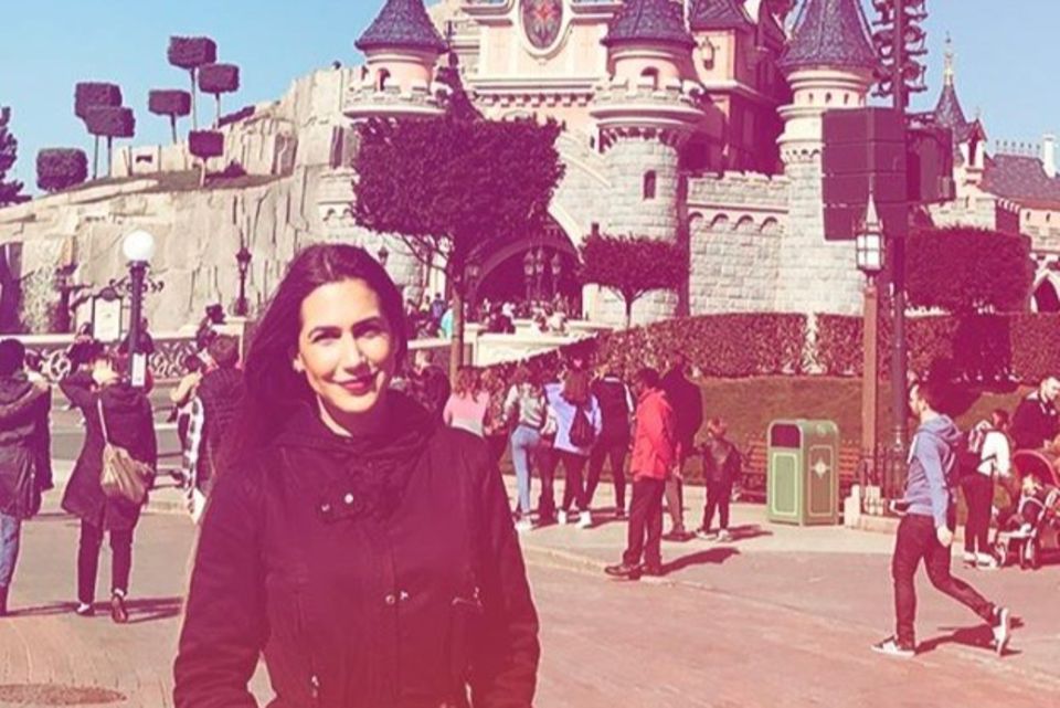 Clea-Lacy vor dem Disney-Schloss in Paris