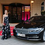 Ursula Karven (in Aigner) lässt sich von den BMW Shuttles zum Veranstaltungsort „Brenners Park-Hotel & Spa“ chauffieren.