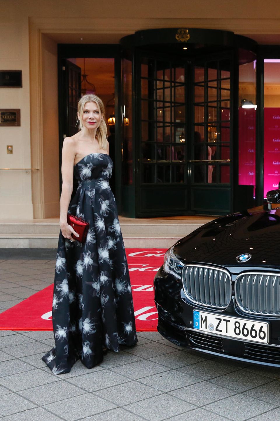 Ursula Karven (in Aigner) lässt sich von den BMW Shuttles zum Veranstaltungsort „Brenners Park-Hotel & Spa“ chauffieren. Ursula Karven (in Aigner) lässt sich von den BMW Shuttles zum Veranstaltungsort „Brenners Park-Hotel & Spa“ chauffieren.