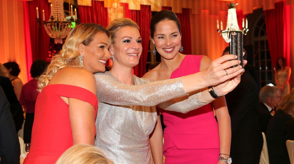 Franziska van Almsick, Maria Höfl-Riesch und Ana Ivanovic posieren für ein Selfie.