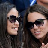 Herzogin Catherine und ihre jüngere Schwester Pippa Middleton sehen sich nicht nur recht ähnlich und teilen die gleiche Vorliebe für große Retro-Sonnenbrillen, sie sind auch in Sachen Style gar nicht so verschieden. Vergleichen Sie selbst! 