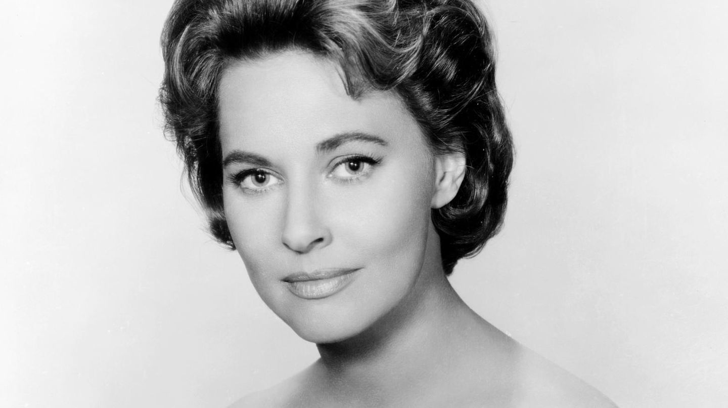 Albright worked as a model before moving to hollywood. 