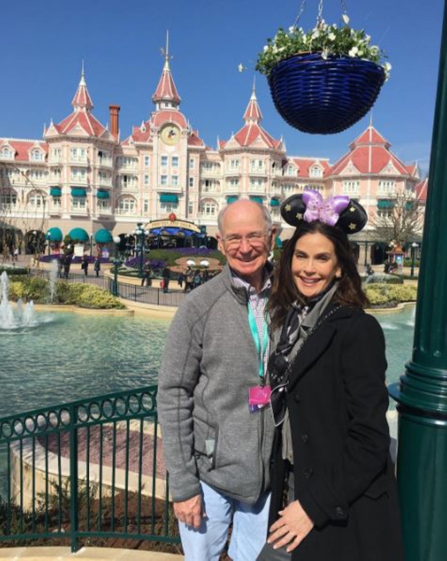 Disneyland Paris wird 25 Jahre alt und Teri Hatcher feiert mit. Gemeinsam mit ihrem Vater ist die Schauspielerin dafür nach Frankreich gekommen und freut sich riesig. "Wir haben es geschafft! Endlich!", schreibt sie zu diesem Foto auf Instagram.