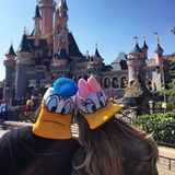 Romantische Momente erleben der Trauzeuge von Pippa Middleton, Spencer Matthews, und seine Liebste, Vogue Williams, im Disneyland Paris. Als Donald und Daisy turteln sie vor dem Schloss miteinander.