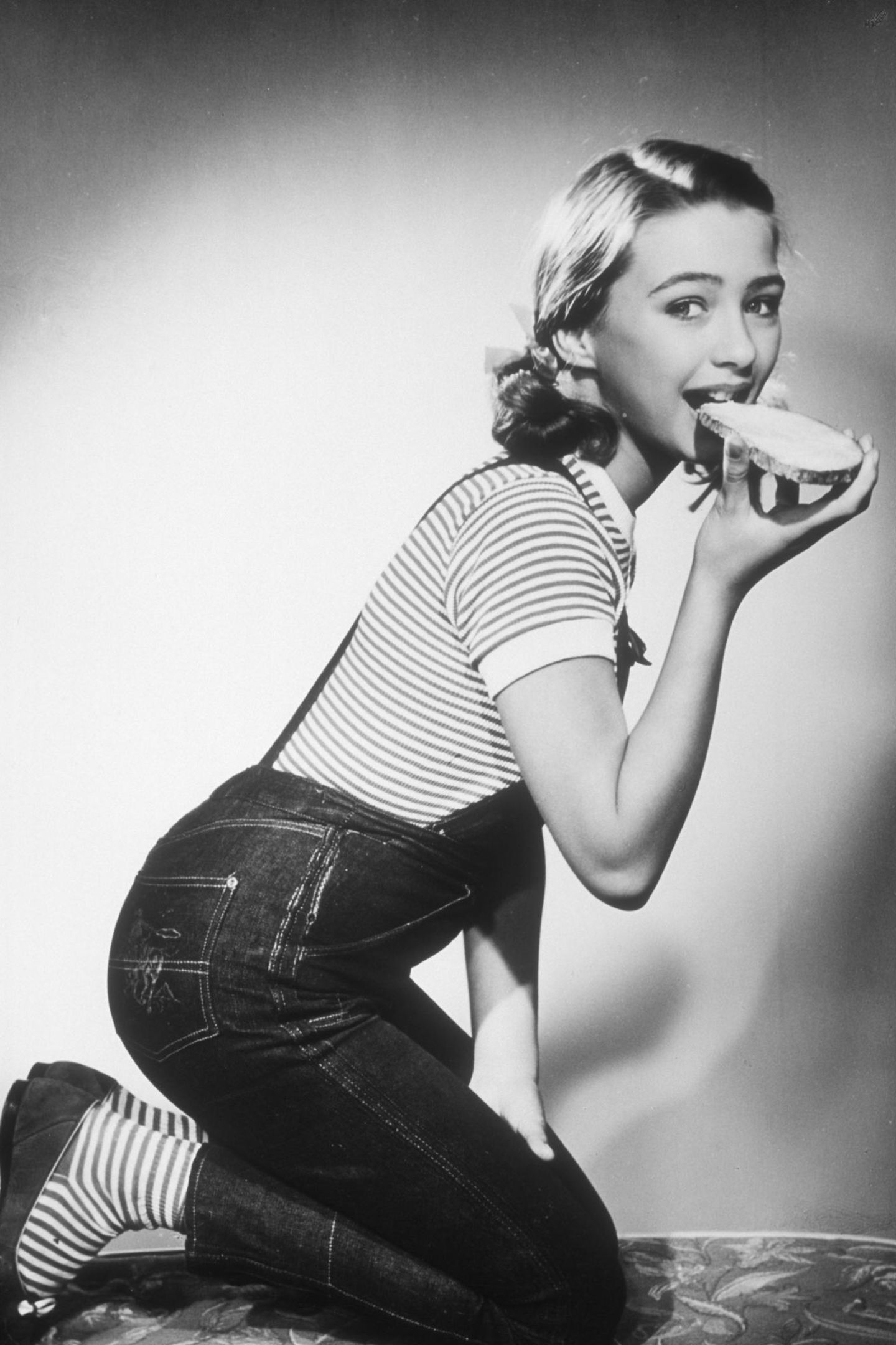 1950er Jahre   Kinderstar Christine Kaufmann im Fotostudio.