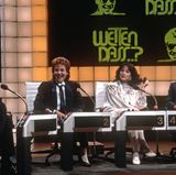 27. Oktober 1985  Auf der "Wetten dass..?"-Couch: Christine Kaufmann zusammen mit Klaus-Jürgen Wussow, Caterina Valente und Lothar Späth.