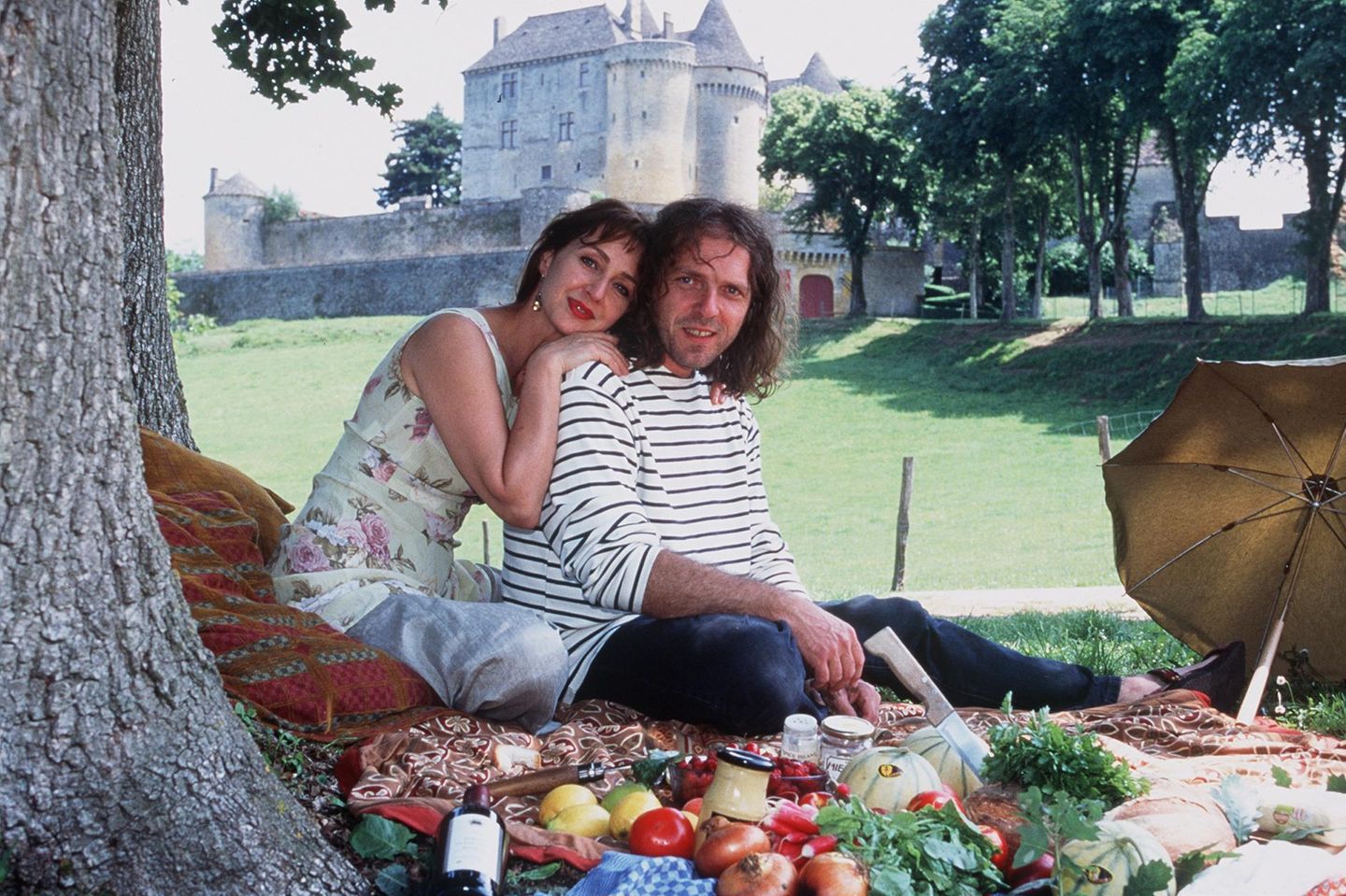 4. Januar 1998   Picknick unterm Baum: Christine Kaufmann und Ehemann Klaus Zey.
