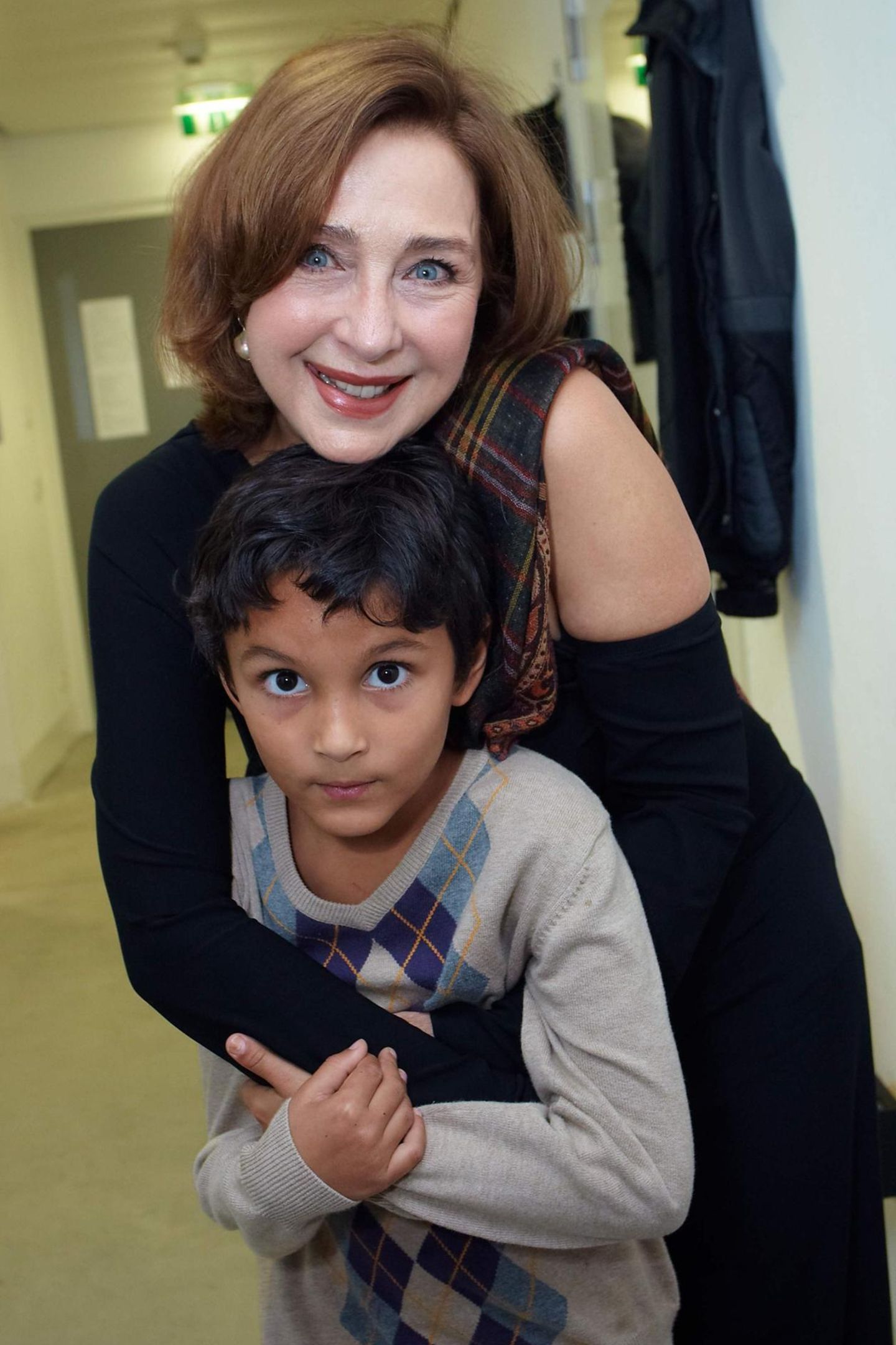 27. Oktober 2010   Christine Kaufmann drückt ihren Enkel Raphael.