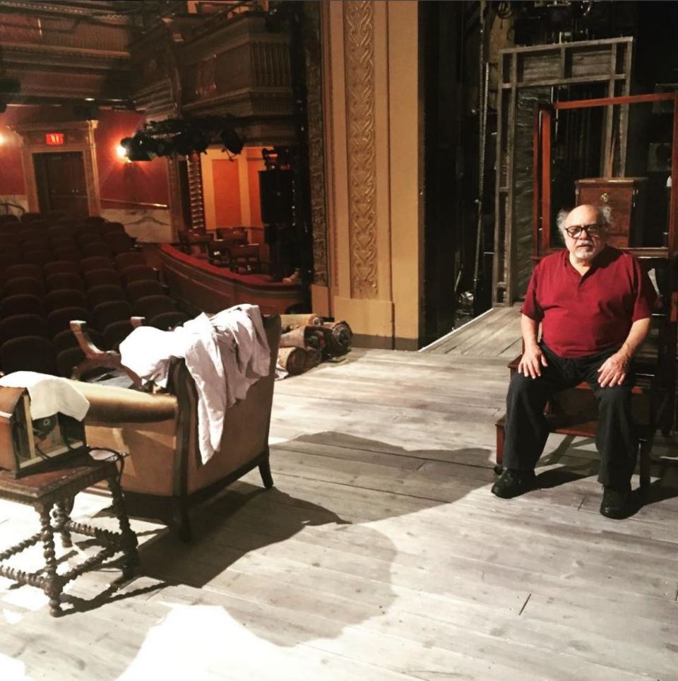 29. März 2017 Auf den Brettern, die die Welt bedeuten, der Theaterbühne in New York, sitzt der große Danny De Vito. 29. März 2017 Auf den Brettern, die die Welt bedeuten, der Theaterbühne in New York, sitzt der große Danny De Vito.