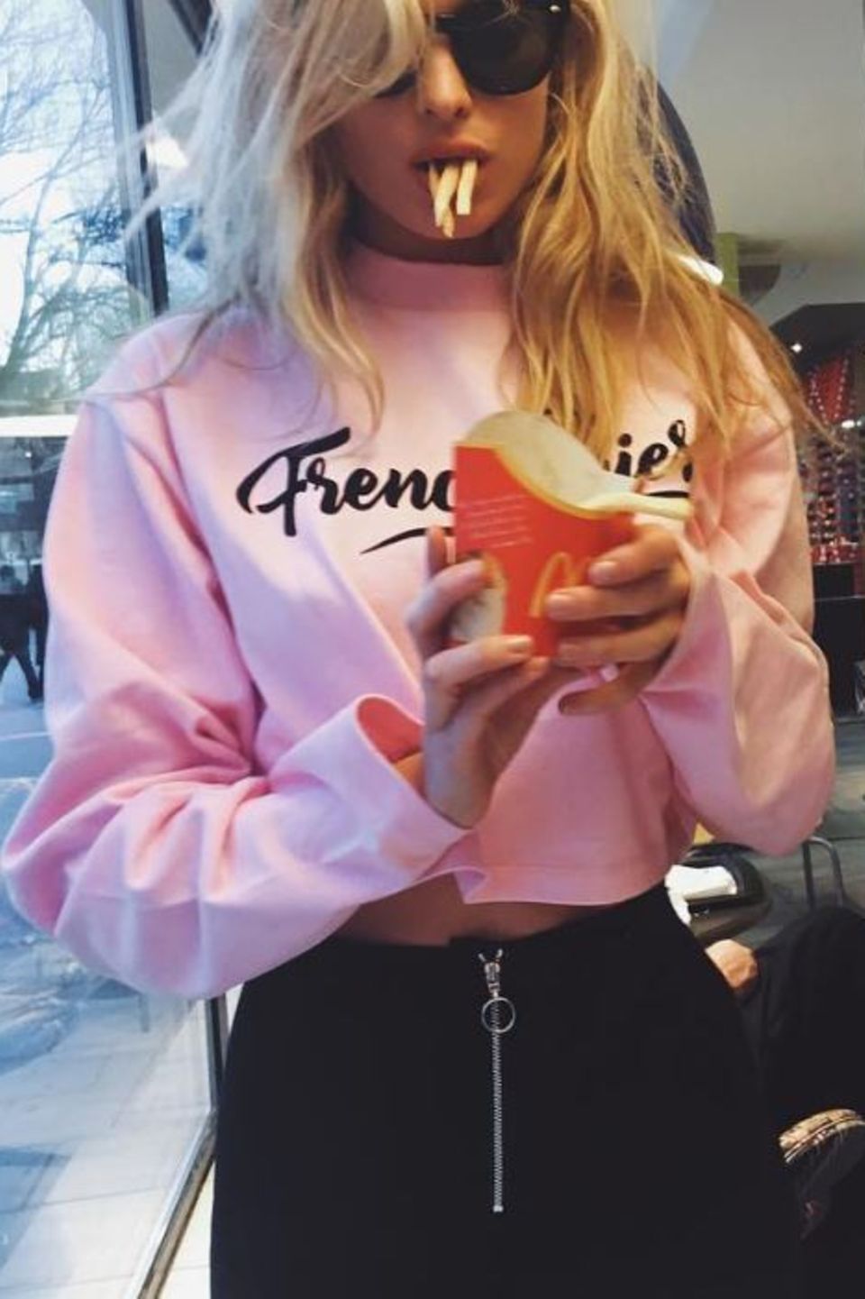 "Wenn du Pommes nicht magst, können wir keine Freunde sein" - postet Supermodel Elsa Hosk. "Wenn du Pommes nicht magst, können wir keine Freunde sein" - postet Supermodel Elsa Hosk.