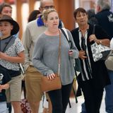 Hätten Sie die heute 40-jährige Schauspielerin auf Anhieb erkannt? Wir mussten ehrlich gesagt zweimal hinschauen. Natürlich ist sie am Flughafen nicht so gestylt wie vor der TV-Kamera, optisch hat sich Melissa Joan Hart dennoch stark verändert. Besonders mit ihrem Gewicht hatte sie in den vergangenen Jahren immer mal wieder zu kämpfen. Durch die Geburten ihrer drei Kids und Diäten für TV-Rollen geriet sie immer wieder in die Jojo-Falle. 