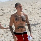 Er hat sich gekrönt: Justin Bieber trägt einen Löwen auf der linken Brust, sein altes Tattoo, eine Krone, perfektioniert den König der Löwen. Er hat einen Faible für wilde Tiere. Auf seiner rechten Brust prangt bereits ein Bär und auf dem Bauch ein Adler. 