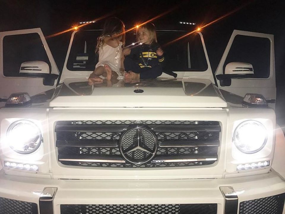 25. März 2017 So sieht das süße Leben von sehr reichen Kindern aus. Kourtney Kardashian parkt ihre zwei Kinder auf der Autohaube und die genießen die Sicht von der ersten Reihe. 25. März 2017 So sieht das süße Leben von sehr reichen Kindern aus. Kourtney Kardashian parkt ihre zwei Kinder auf der Autohaube und die genießen die Sicht von der ersten Reihe.
