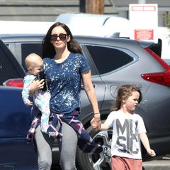 1. April 2017   Megan Fox unterwegs im bequemen Schlabberlook und Adiletten. Mit dabei ist ihr Baby Journey und Sohnemann Noah.
