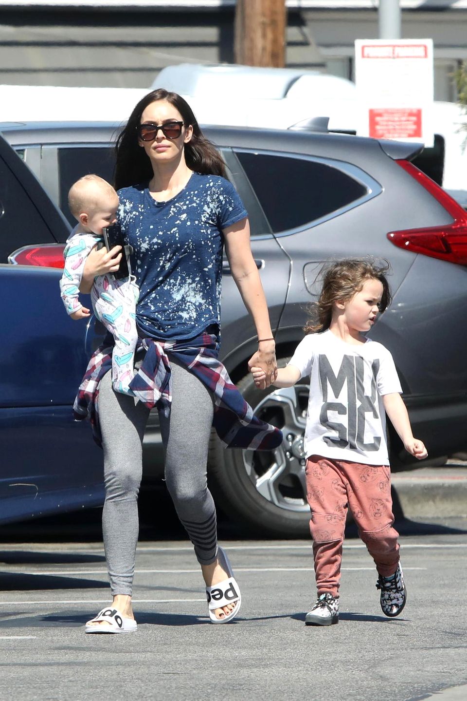 1. April 2017   Megan Fox unterwegs im bequemen Schlabberlook und Adiletten. Mit dabei ist ihr Baby Journey und Sohnemann Noah.