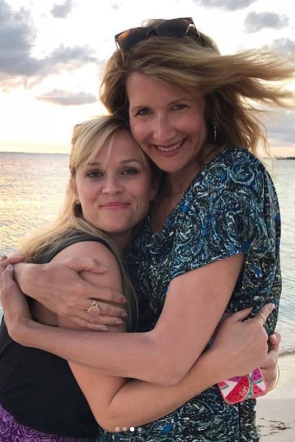 Reese Witherspoon und Laura Dern   Zusammen genießen Reese Witherspoon und Laura Dern den Sonnenuntergang und Wein. Die "Big Little Lies"-Darstellerinnen verstehen sich blendend, wie die Fotos zeigen.