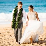 Was für eine Kulisse! Konny Reimanns Tochter Janina hat ihren Verlobten Coleman auf Hawaii geheiratet. Die Hochzeitssendung wurde am Montag, den 3. April auf RTL II ausgestrahlt.