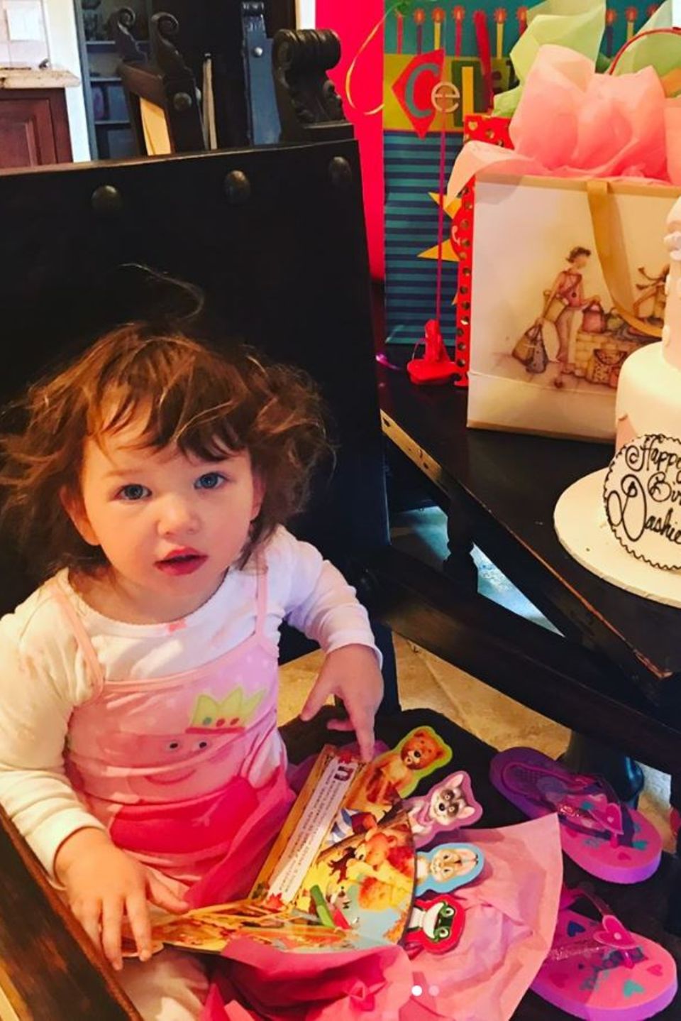 1. April 2017 Trotz fieser Erkältung lässt sich Dashiel nicht davon abbringen, ihre Geschenke auszupacken. Mutter Milla Jovovich gratuliert ihrer Süßen mit diesem Foto zum zweiten Geburtstag. 1. April 2017 Trotz fieser Erkältung lässt sich Dashiel nicht davon abbringen, ihre Geschenke auszupacken. Mutter Milla Jovovich gratuliert ihrer Süßen mit diesem Foto zum zweiten Geburtstag.